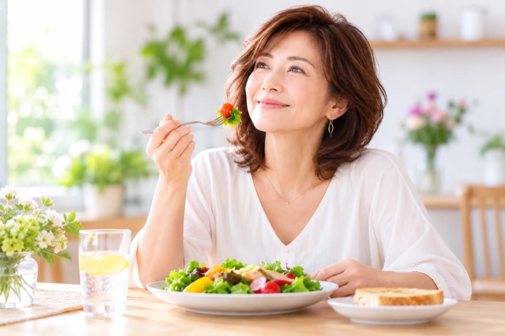 サラダを食べる女性