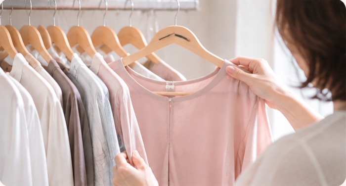 服を選ぶ女性